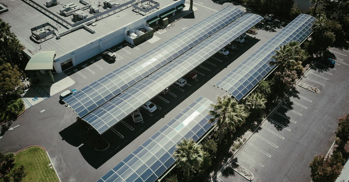 Ombrières photovoltaïques couvrant les rangées d'un parking d'entreprise